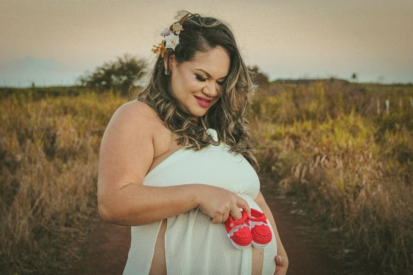 How do UK seasonal foods contribute to a balanced diet for slimming?